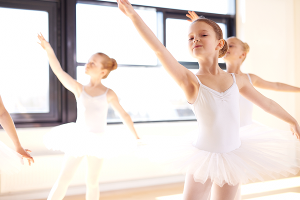 bailarina infantil fazendo aula